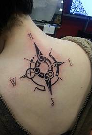 mooie kompas-tatoeage op de rug