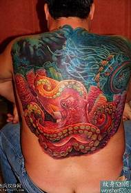 nugaros spalvoto aštuonkojo tatuiruotės raštas