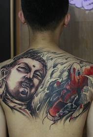 un tatuu di l'immagine di un Buddha chì copre a mità di a spalle