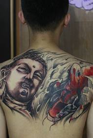 en Tattoobild vun engem Buddha deen d'Halschent vum Réck deckt