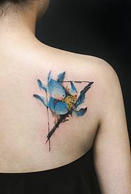 usa ka nindot ug matahum nga tattoo sa bulak sa watercolor sa luyo