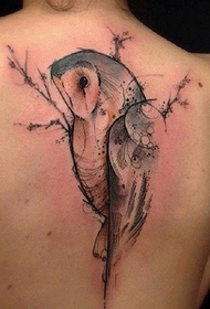 модел на тетоважа на папагали од женски грб