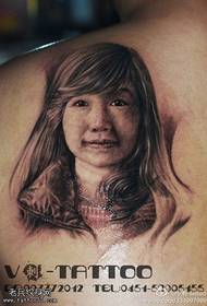 modello di tatuaggio della signora svolazzante capelli lunghi