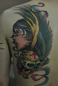 nugaros grožio sparnų kaukolės tatuiruotė