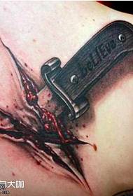 uzorak tetovaže leđa bodeža mesa