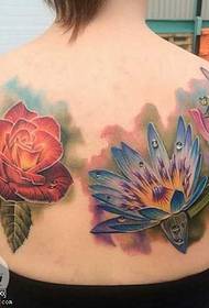 disegno del tatuaggio posteriore di fiori ed erba