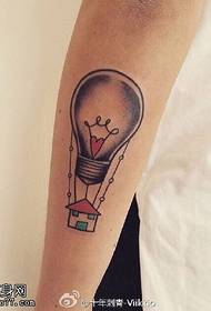 Uzorak za tetovažu balona sa vrućim zrakom na ruku