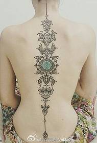 en masse blomster tatoveringsdesign på rygsøjlen