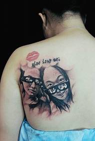 tatuaje de retrato do pai e da filla moi cariñosa