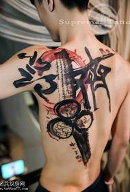 Vzor tetovania na zadnej strane kaligrafie