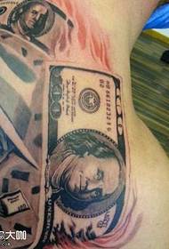 modeli i tatuazhit të prapë të dollarit