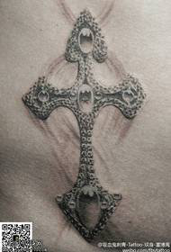 Krásny pekne vyzerajúci krížový tetovací vzor