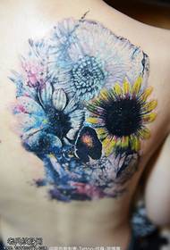 muundo mzuri wa tattoo ya chrysanthemum