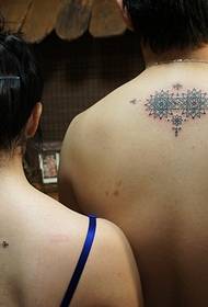tatuaggio di totem della piccola coppia posteriore