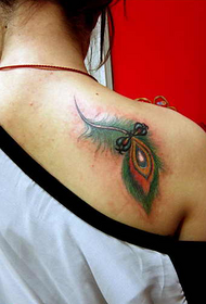 Foto de tatuaje de plumas de pavo real espalda femenina