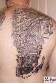 un distintivo tatuaggio a metà schiena