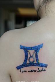 māte vēlas aizsargāt meitas zvaigznāja tetovējumu