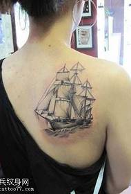 patrón de tatuaje de barco grande de vuelta