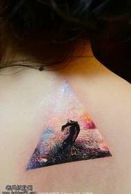 klassiek geschilderd driehoek tattoo patroon