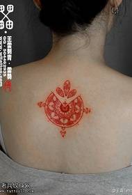 црвена блескава тотем шема на тетоважи