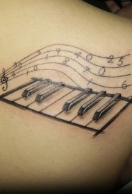 Tatuaje de símbolo de música de piano en la espalda