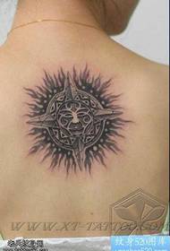 mbrapa modelin klasik të tatuazheve prej guri të tatuazheve nga dielli