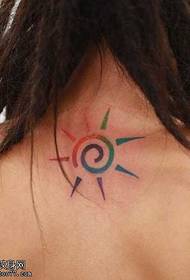 бацк тренд узорак тетоважа сунца у боји
