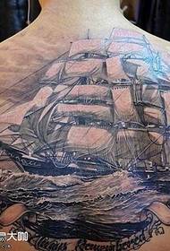 背部帆船纹身图案