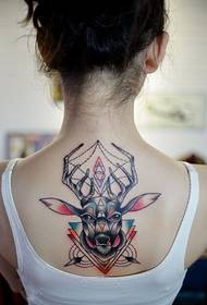 女の子創造的に美しいトナカイの背中のタトゥー