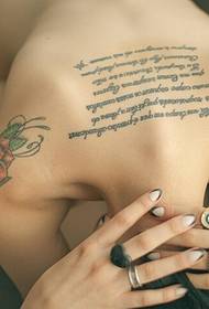 sexig skönhet tillbaka engelska ordet tatuering