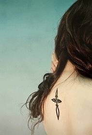 meitenes muguras skaistais krusta tetovējums