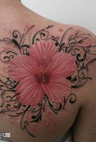 Rožinių gėlių tatuiruotės modelis