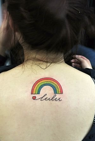 filles derrière le petit tatouage arc-en-ciel simple et généreux