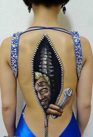 nugaros ašarojantis tatuiruotės modelis