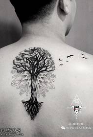 esquena de tatuatges d'arbres