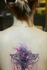 Lotus Tattoo macht Ihren Rücken sexy