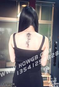 model de tatuaj cu flori din spate