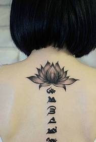Tatuaggi di Lotus cù Tatuaggi Sanscritti