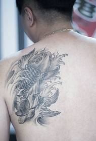 kis tintahal tetoválás a középkorú férfiak hátulján