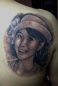 Nyuma mtindo wa tatoo la msichana na mwenye furaha