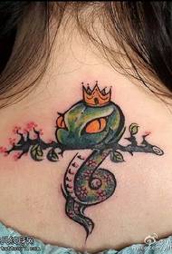 modello realistico del tatuaggio del serpente corona