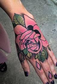 кілька дуже красивих і довговічних дизайнів татуювання квітів