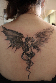 tatuazh i engjëjve dhe djallit mbrapa