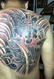 tradicionalna tetovaža lignjev, ki pokriva pol hrbta