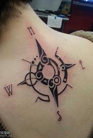 Bellissimo tatuaggio con bussola sul retro