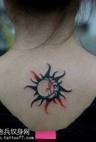 უკან Trendy Totem Sun Tattoo Model