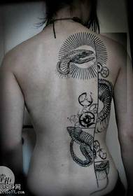 patrón de tatuaxe de óso de serpe traseira