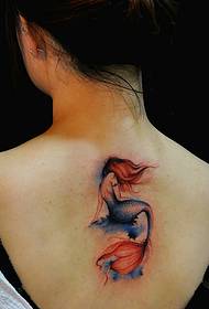 l'immagine del tatuaggio della sirena posteriore della ragazza è molto bella