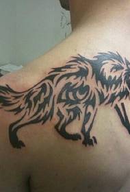 A feroce foto di tatuaggi di totem lupu negru à u latu di a manca di l'omu