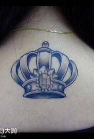 Patrón de tatuaje de corona pequeña posterior